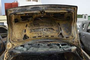 Cinco vehículos calcinados un incendio intencionado en un solar de El Ejido-Telde/TA.